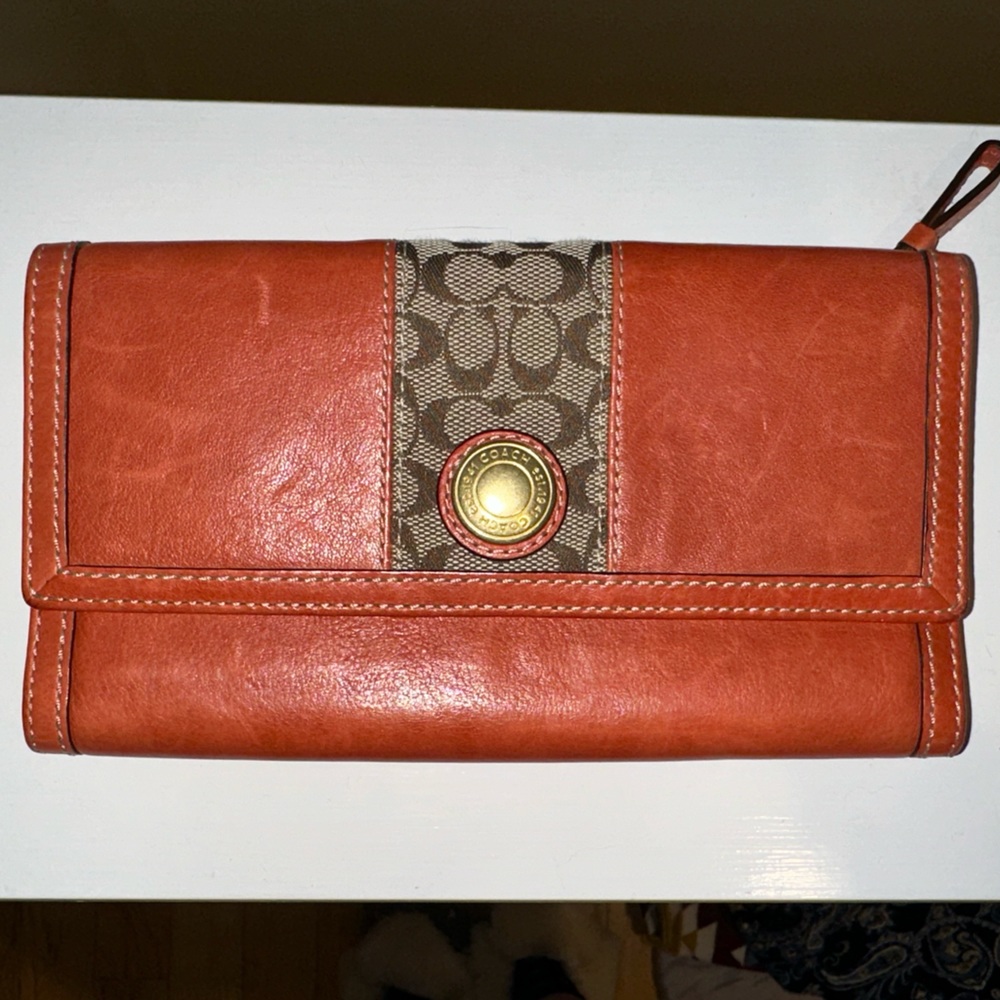 Coach trifold wallet! Barely used and in excellent condition!